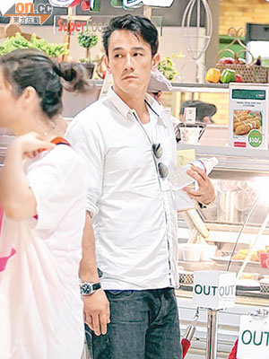 吳嘉龍獨自到超市購物，似乎打算下廚冧女友。