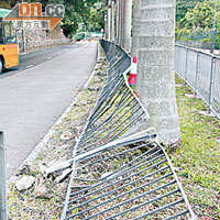 蘇永康駕駛車輛撞向路邊鐵欄，鐵欄全被掃冧。