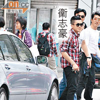 衞志豪平日以HE車牌平治房車代步，陳嘉桓被拍到上衞志豪的車談心。