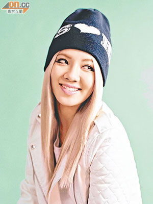 Hyo Yeon戴上限量版冷帽，有型有格。