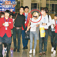 Hyo Yeon（紅圈示）昨晚聲勢浩大的返回韓國。