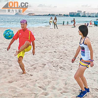 阿叻與李思雅於巴西的沙灘上踢足球展腳法。