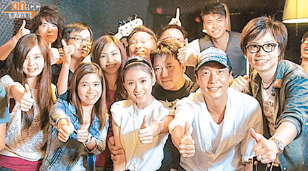 馬浚偉（前排右二）稍後為非牟利福音團體進行慈善演唱會。