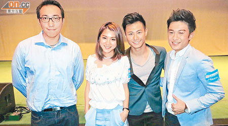 楊潮凱（右二）率領新人拍微電影，並與康泰董事總經理黃進達（左）合照。
