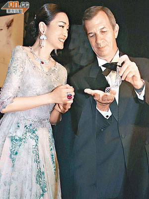 鞏俐獲品牌的國際首席執行長麥振傑為她試戴首飾。