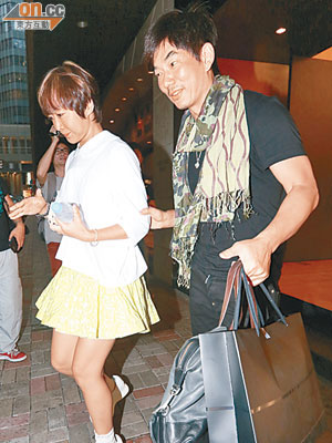 小齊與女友Tina見記者拍照即一臉尷尬。
