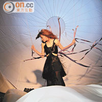 新歌MV的概念源自水母，亦有出動降落傘，吳若希認為不涉抄襲成分。