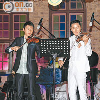 馬德鐘（右）與囝囝父子檔合奏小提琴。