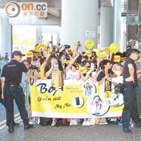 約30名歌迷帶着橫額迎接BoA抵港，現場有警員維持秩序。