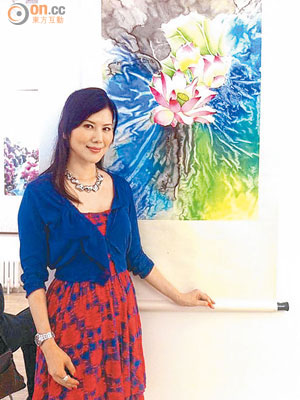 朱潔儀以花卉作主題的畫作參加畫展。