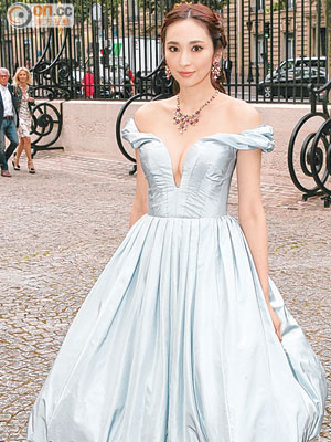 吳佩慈的Ulyana Sergeenko性感晚裝裙，跟張雨綺出席康城所穿的同系列，各有美態。