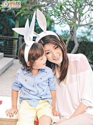 陳慧琳與小小「男主角」戴上兔耳拍廣告，場面溫馨。