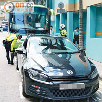 警員着龔嘉欣及旅遊巴司機將車駛至波斯富街作進一步調查。