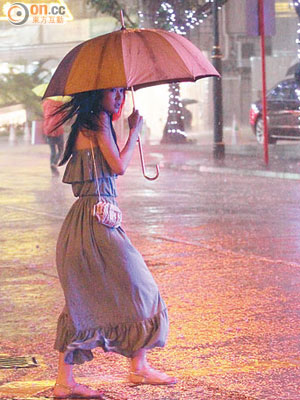 翠翠在大雨中奔跑取車。