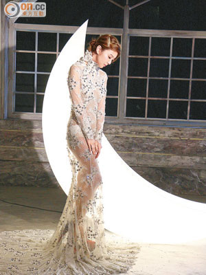 薛凱琪穿上鑲滿水晶的透視長裙，明艷照人。