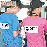 有粉絲在背部貼上RM中玩遊戲的成員名牌。