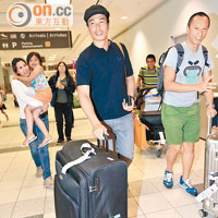 陳豪與弟弟（右）抵多倫多，推住行李出閘。