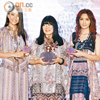 陳嘉桓、官恩娜（右）與設計師Anna Sui（中）合照。
