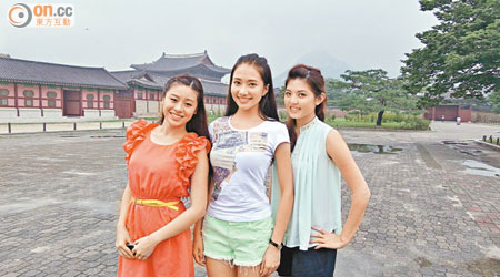 羅紫君（左起）、劉溫馨及蕭穎詩參觀韓國名勝，當然要影相留念。