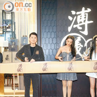 舒淇為溥儀眼鏡於上海分店開幕剪綵。