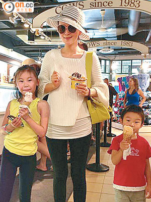 準媽咪諸葛紫岐偕兩小孩吃雪糕。