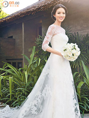 手執白色花球的張梓琳熱愛布吉島，連結婚也選擇在當地舉行。