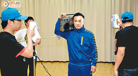 真身<BR>接受人體掃描期間，陳奕迅要捧着收音機擺甫士。