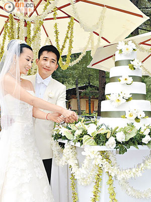 偉仔及嘉玲於08年在不丹舉行世紀婚禮。
