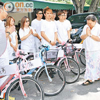 來自新加坡的弟子捐出單車及風扇等，白龍王遺孀合十稱謝。