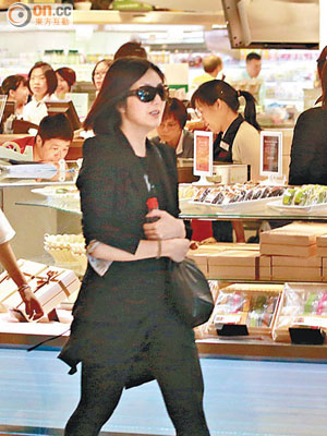 楊千嬅以黑衣人打扮現身超市掃貨。