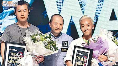 沈嘉偉（中）頒獎給得獎者Ximon Lee（右）及Liu Yang（左）。