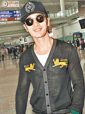 身穿運動服的黃曉明昨午由上海飛抵香港。