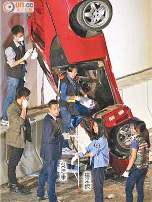 隧道發生車禍，戲中的楊采妮與吳浩康到場調查。