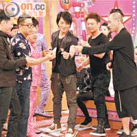 謝天華（左起）、林曉峰、鄭伊健、錢嘉樂及陳小春玩遊戲時相當齊心。