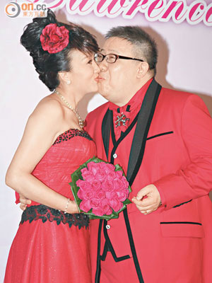 藝人劉錫賢與相差14年的新娘子兩度咀嘴，非常恩愛。