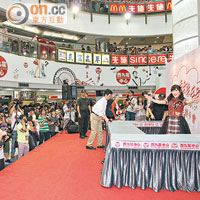 正值連日假期，逾500名fans逼爆商場。