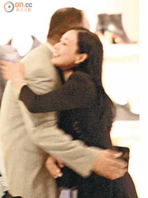 鍾麗緹被拍得與中年男士自拍及擁抱。