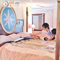 有歌迷到阿梅故居看其將被拍賣的物件，並在大床前拍照。