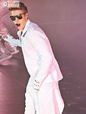Justin Bieber昨晚在澳門威尼斯人開騷，以全白造型登場。