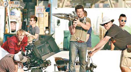麥克華堡拍攝手持武器簡單戲份。