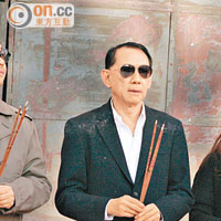 楊受成（左二）與霍汶希（右一）親到北京參加新片開鏡拜神儀式。