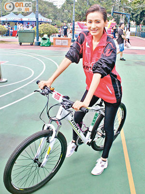 沈卓盈昨日一身運動裝束參加單車比賽。