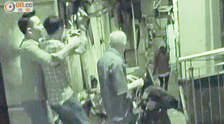 「少時」的Tae Yeon在後巷仆倒，K先生（左）從後箍攬記者阻止拍攝。