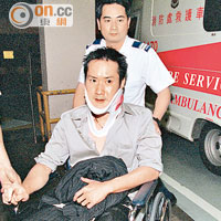 李文標與無綫保安衝撞後，戴上頸箍由救護人員送院。