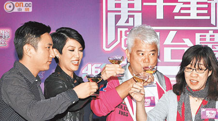 余詠珊（右起）、阿叻、陳芷菁與崔建邦齊碰杯，預祝台慶演出成功。