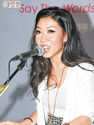 曲婉婷在簽唱會上，自彈自唱新歌會知音。