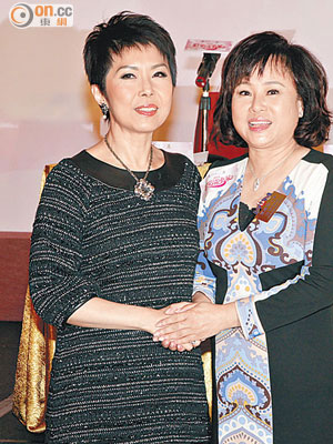 身為東華主席的賭王三太陳婉珍（右），感謝關菊英表演籌款。