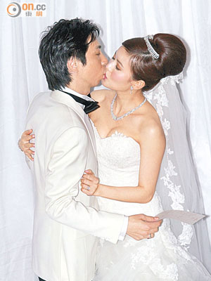 完成儀式後張美妮親吻老公。