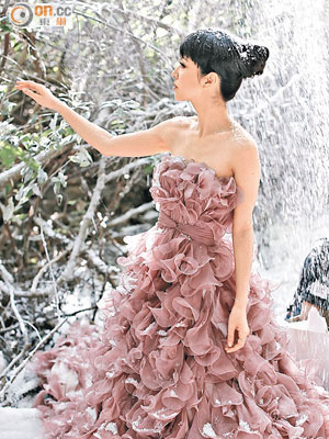 薛凱琪穿逾十萬的低胸晚裝，在「雪景」下拍ＭＶ。