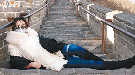 Poy一口氣爬過兩個城樓，更躺在地上擺pose拍照。